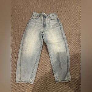 Zara light washed Barrel leg jean . Size US 6